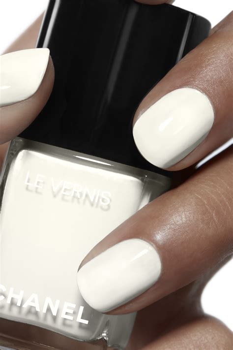 le vernis chanel nail color.